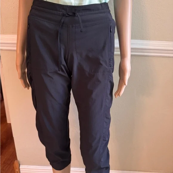 Athleta black Cropped Jogger Pants size 0  used . - Picture 11 of 12
